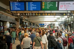 15e-arrondissement;-Affichage-des-horaires;-Arrivées;-Bagages;-Bordeaux;-Capitale;-Départs;-Foule;-France;-Gare-Montparnasse;-Gare-SNCF;-Hall-de-gare;-Horaires-de-trains;-Kaleidos;-Kaleidos-images;-La-parole-à-limage;-Mobilité-urbaine;-Montparnasse;-Paris;-Quimper;-Sacs-à-dos;-Signalétique;-Stories-Pictures;-Tableau-daffichage;-Tarek-Charara;-Transport-ferroviaire;-Transports;-Voyages;-Voyageurs